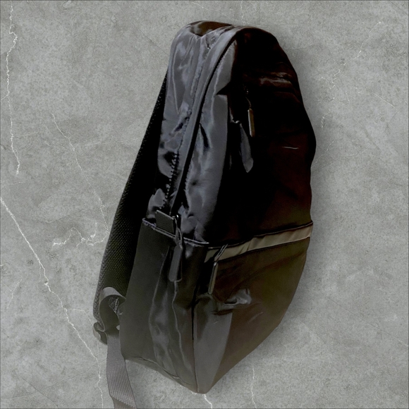 ALO Yoga sports large-capacity travel and leisure backpack - Picture 8 of 8